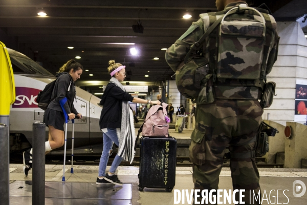 Photos d illustration avec une patrouille de l opération   Sentinelle  à la gare Montparnasse.