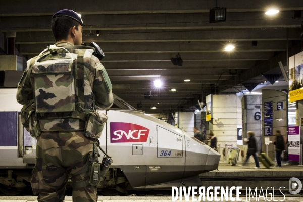 Photos d illustration avec une patrouille de l opération   Sentinelle  à la gare Montparnasse.