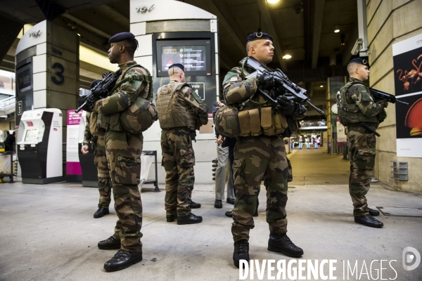 Photos d illustration avec une patrouille de l opération   Sentinelle  à la gare Montparnasse.