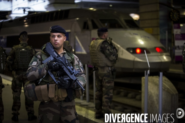 Photos d illustration avec une patrouille de l opération   Sentinelle  à la gare Montparnasse.