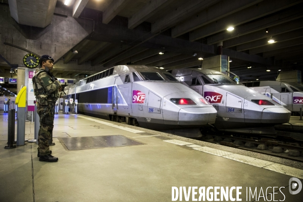 Photos d illustration avec une patrouille de l opération   Sentinelle  à la gare Montparnasse.