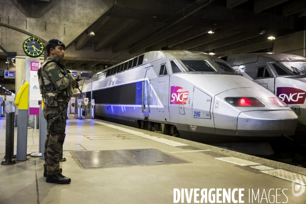 Photos d illustration avec une patrouille de l opération   Sentinelle  à la gare Montparnasse.