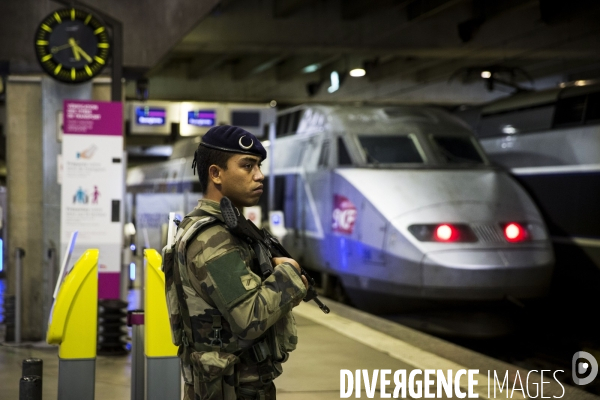 Photos d illustration avec une patrouille de l opération   Sentinelle  à la gare Montparnasse.