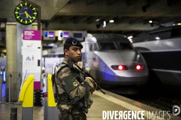 Photos d illustration avec une patrouille de l opération   Sentinelle  à la gare Montparnasse.