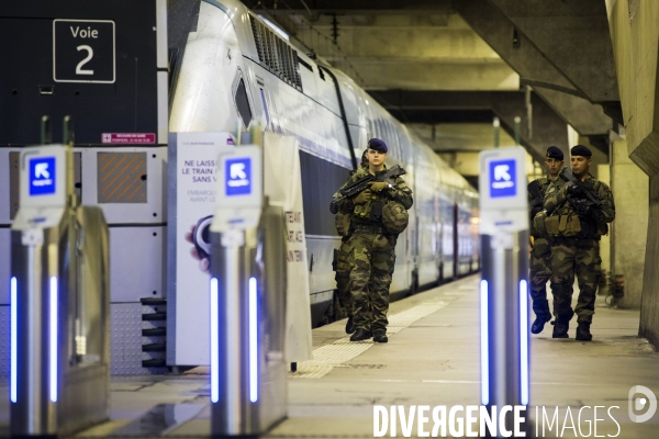 Photos d illustration avec une patrouille de l opération   Sentinelle  à la gare Montparnasse.