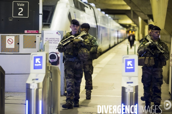 Photos d illustration avec une patrouille de l opération   Sentinelle  à la gare Montparnasse.