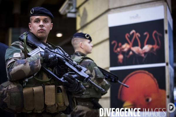 Photos d illustration avec une patrouille de l opération   Sentinelle  à la gare Montparnasse.