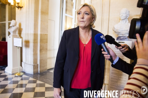 Conférence de presse de Marine LE PEN à l Assemblée Nationale.