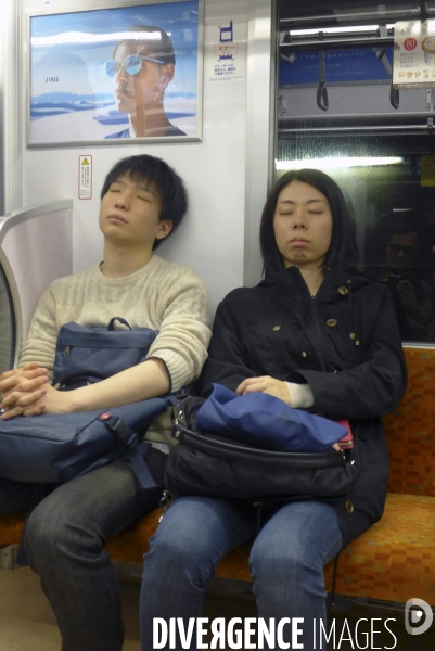 Japonais qui dorment dans le metro