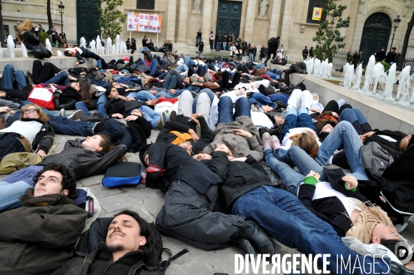 Happening  Die-in  de l éducation et de la recherche, place de la Sorbonne, Paris