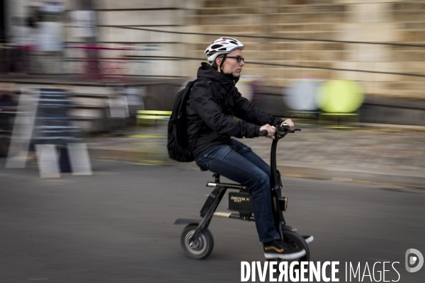 Les parisiens utilisent toutes les alternatives à la voiture pour se déplacer dans la capitale.