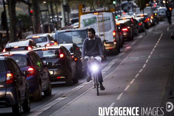 Les parisiens utilisent toutes les alternatives à la voiture pour se déplacer dans la capitale.