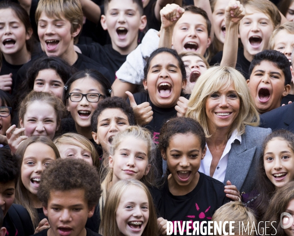 Brigitte MACRON lit le texte de la 14ème dictée d ELA au collège Courteline.