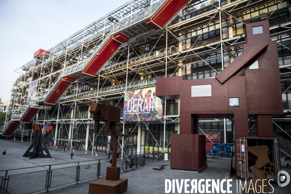 Le Domestikator,  l oeuvre de l artiste néerlandais Joep VAN LIESHOUT devant le centre Georges Pompidou à Beaubourg.
