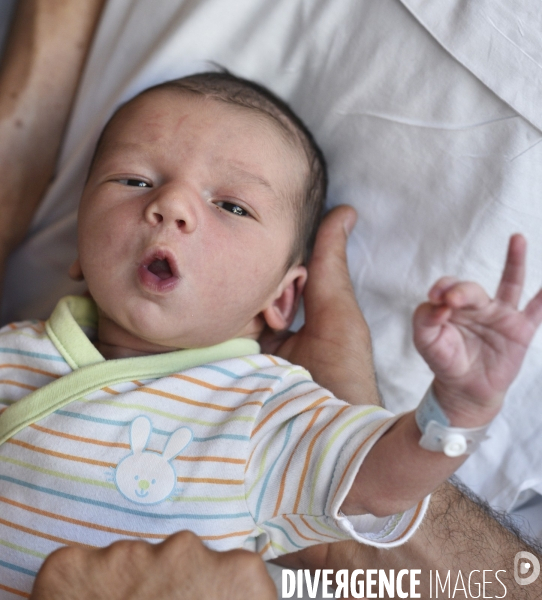 Maternité, premier jour du nourrisson. Maternity hospital, newborn s first day.