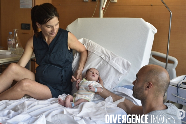 Maternité, premier jour du nourrisson. Maternity hospital, newborn s first day.