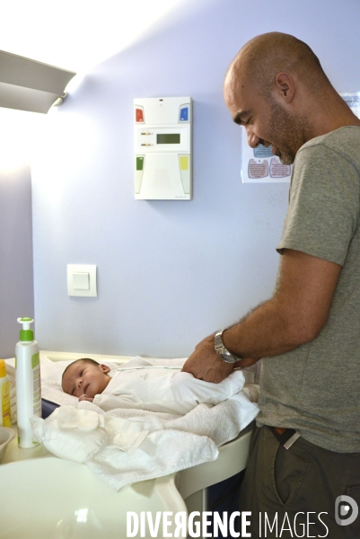 Maternité, premier jour du nourrisson. Maternity hospital, newborn s first day.