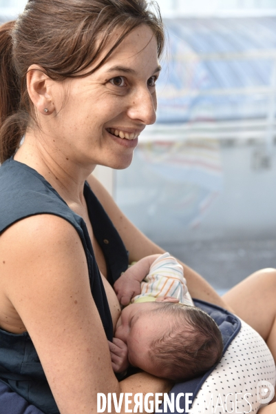 Maternité, premier jour du nourrisson. Maternity hospital, newborn s first day.