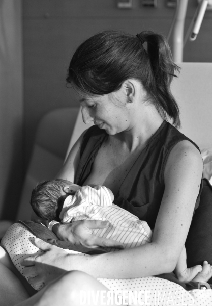 Maternité, premier jour du nourrisson. Maternity hospital, newborn s first day.