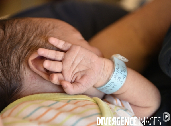 Maternité, premier jour du nourrisson. Maternity hospital, newborn s first day.