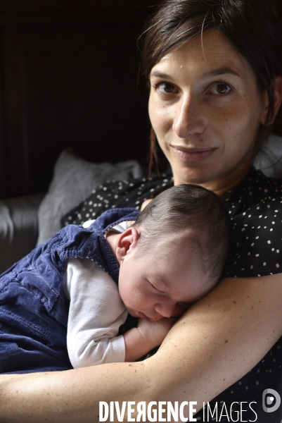 Maternité, premier jour du nourrisson à la maison. Newborn baby.