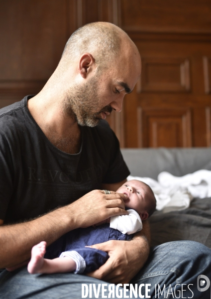 Maternité, premier jour du nourrisson à la maison. Newborn baby.