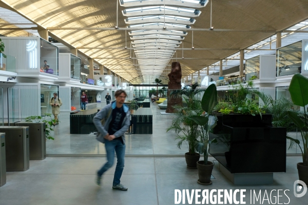 Station F, campus et plus grand incubateur de start ups au monde dans l ancienne halle ferroviaire Freyssinet