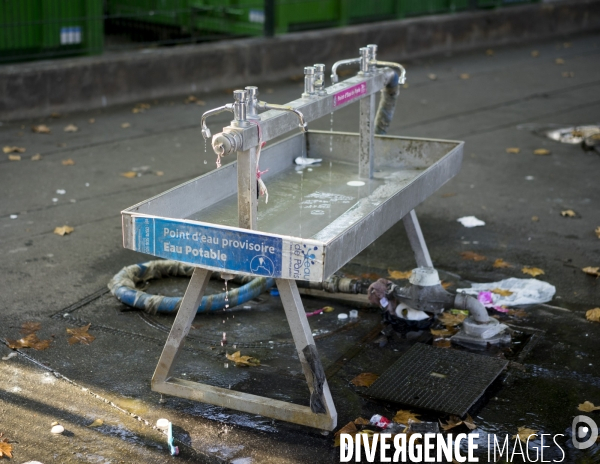 Porte de la Chapelle Point d eau pour les réfugiés bivouaquant à l entour