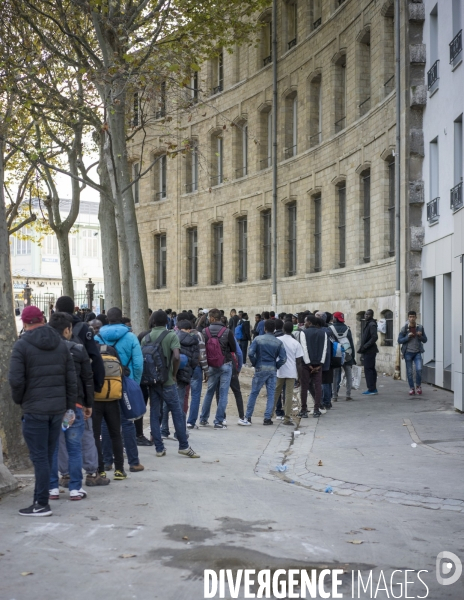 Queue à une distribution de repas d une association musulmane