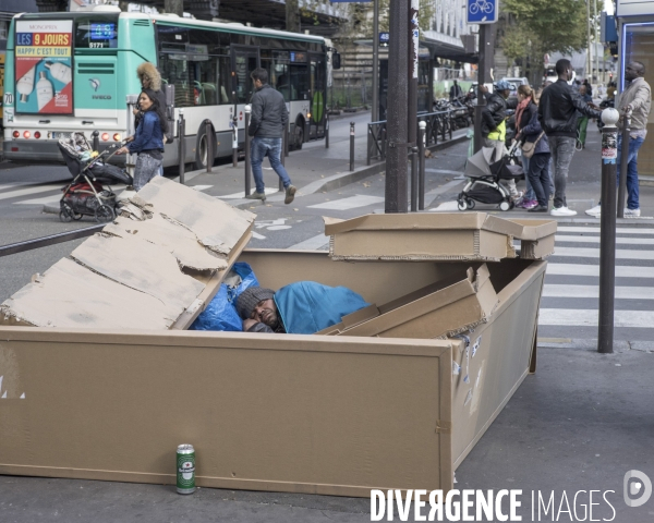 Homme dormant dans un carton