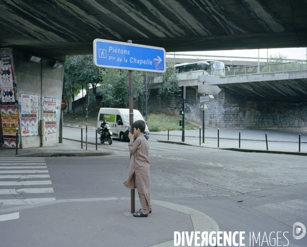 Porte de la Chapelle Jeune garçon appuyé à un poteau