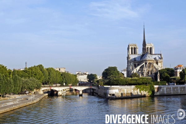 Paris et la Tour Eiffel.