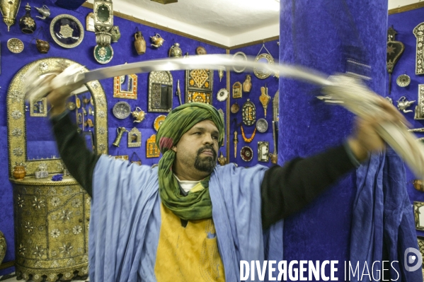 Maroc/homme degainant un sabre