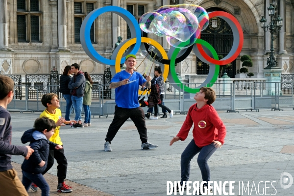 Paris, ville olympique.Les anneaux olympiques sur le parvis de l hotel de ville