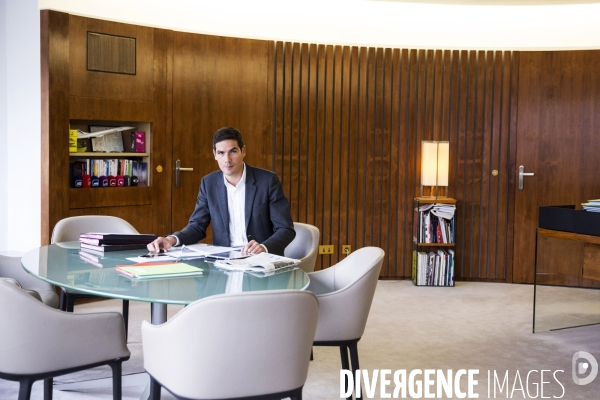 Mathieu GALLET, PDG de Radio-France dans son bureau de la maison de la radio.