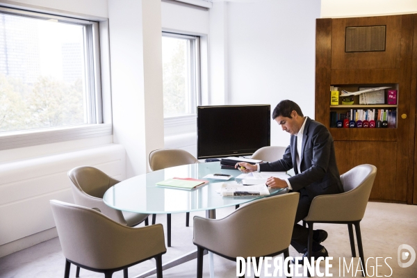 Mathieu GALLET, PDG de Radio-France dans son bureau de la maison de la radio.