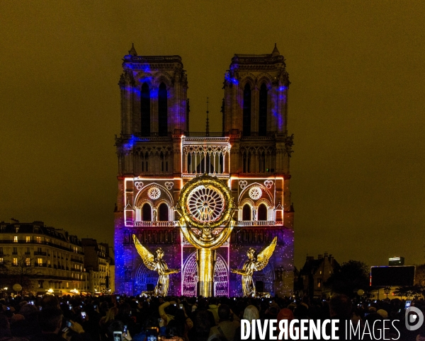 Le spectacle son et lumière Dame de Coeur est projeté sur la façade de la cathédrale Notre-Dame de Paris.