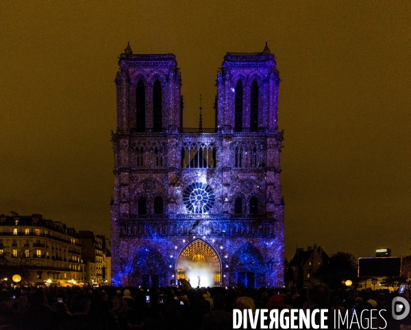 Le spectacle son et lumière Dame de Coeur est projeté sur la façade de la cathédrale Notre-Dame de Paris.