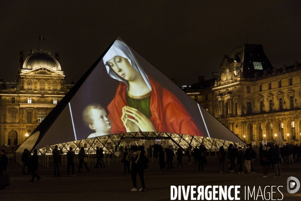 Projection d images d oeuvres du Louvre Abu Dhabi sur la pyramide du Louvre de Paris.