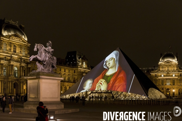 Projection d images d oeuvres du Louvre Abu Dhabi sur la pyramide du Louvre de Paris.