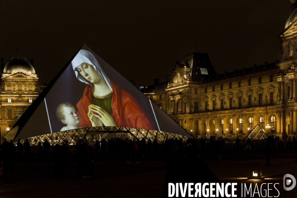 Projection d images d oeuvres du Louvre Abu Dhabi sur la pyramide du Louvre de Paris.