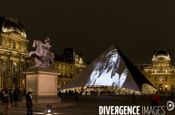 Projection d images d oeuvres du Louvre Abu Dhabi sur la pyramide du Louvre de Paris.