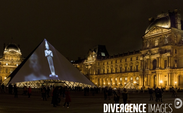 Projection d images d oeuvres du Louvre Abu Dhabi sur la pyramide du Louvre de Paris.