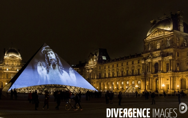 Projection d images d oeuvres du Louvre Abu Dhabi sur la pyramide du Louvre de Paris.