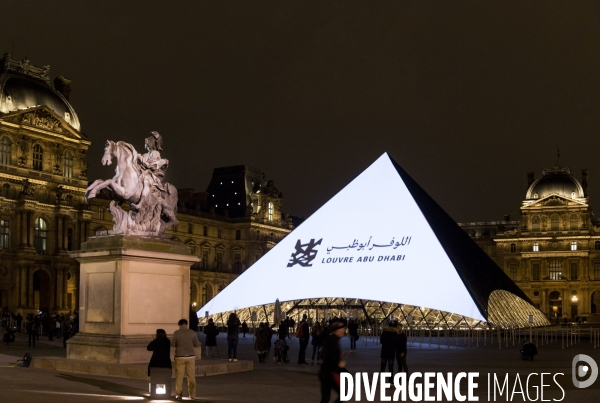 Projection d images d oeuvres du Louvre Abu Dhabi sur la pyramide du Louvre de Paris.