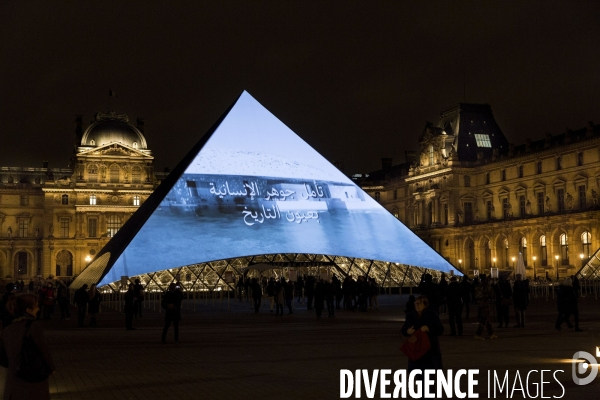 Projection d images d oeuvres du Louvre Abu Dhabi sur la pyramide du Louvre de Paris.