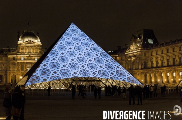 Projection d images d oeuvres du Louvre Abu Dhabi sur la pyramide du Louvre de Paris.