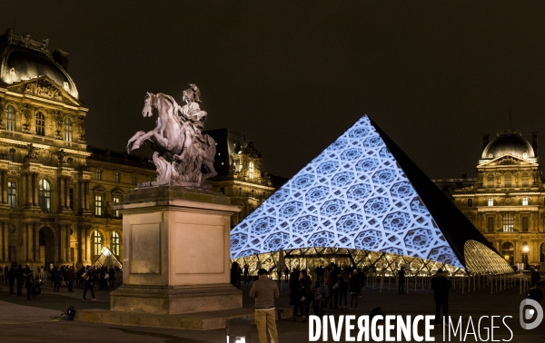 Projection d images d oeuvres du Louvre Abu Dhabi sur la pyramide du Louvre de Paris.