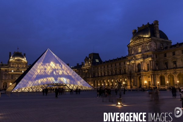 Projection d images d oeuvres du Louvre Abu Dhabi sur la pyramide du Louvre de Paris.