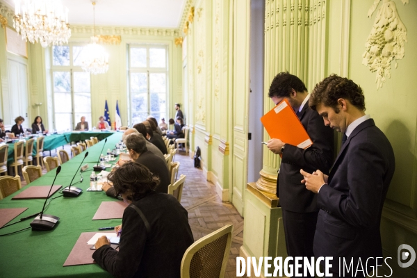 Signature au ministère du travail d une convention pour l emploi  des travailleurs handicapés.
